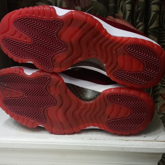 Rarely worn Velvet "Nike Air Jordan" size 11 - Picture 4 of 5